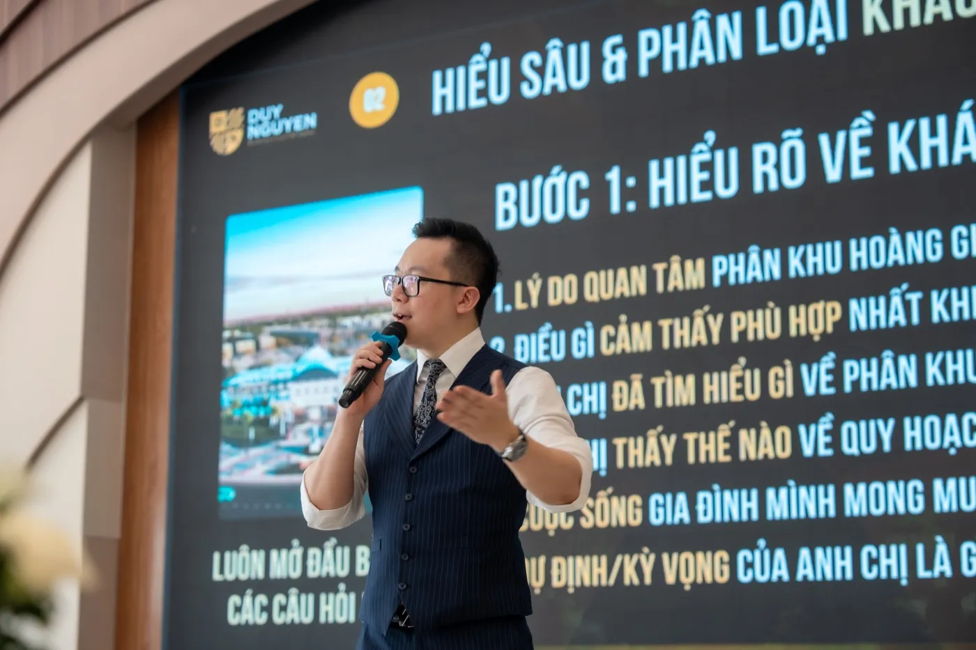 Buổi giảng bên màn hình trình chiếu